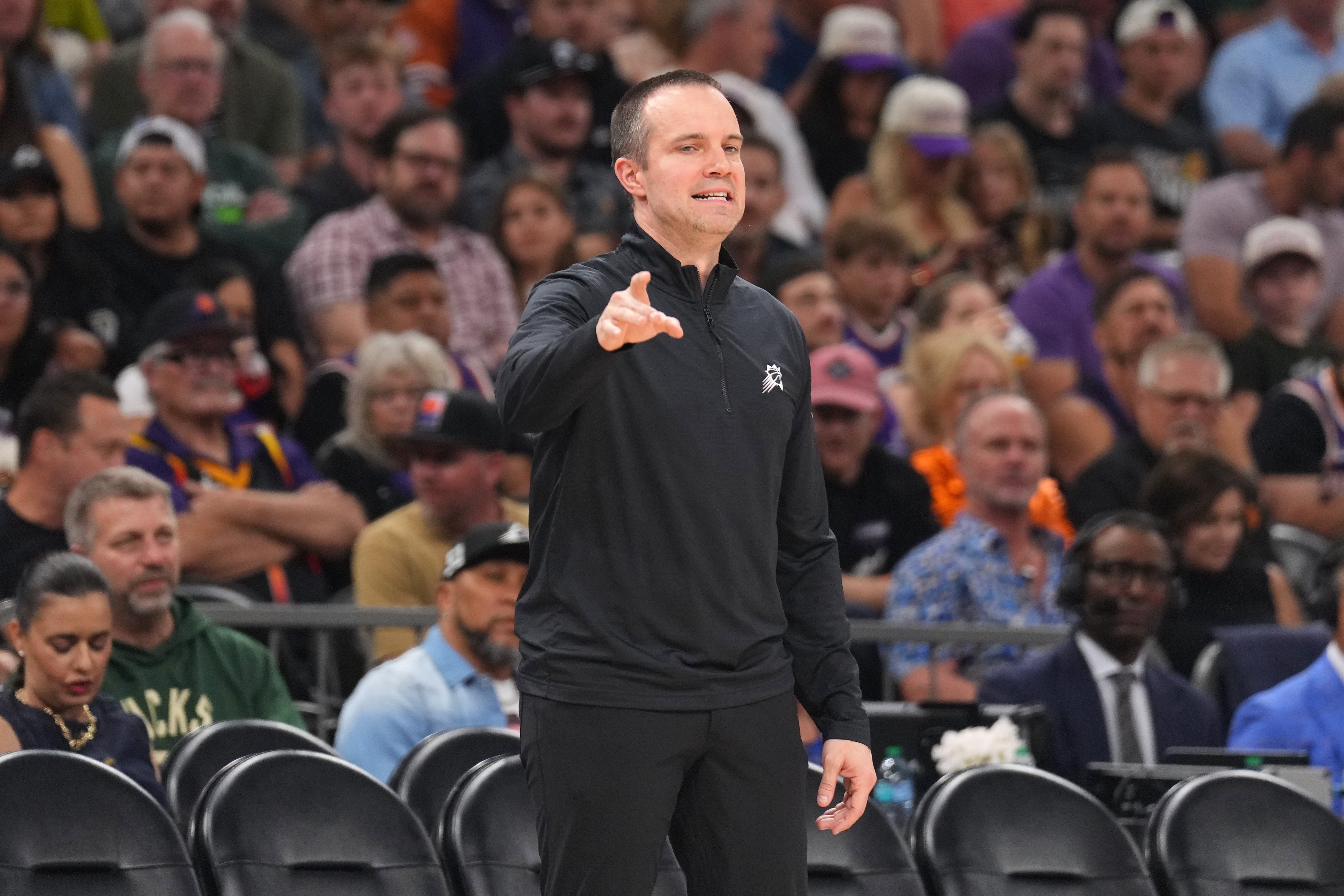 爱游戏app下载-背靠背对阵独行侠！奥特：会评估球员情况决定是否安排轮休