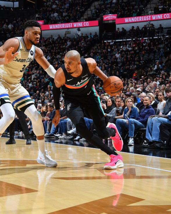 爱游戏app下载-39分惨案！雄鹿3连败，文班膝盖遭重撞，波特9中0，字母哥要走了