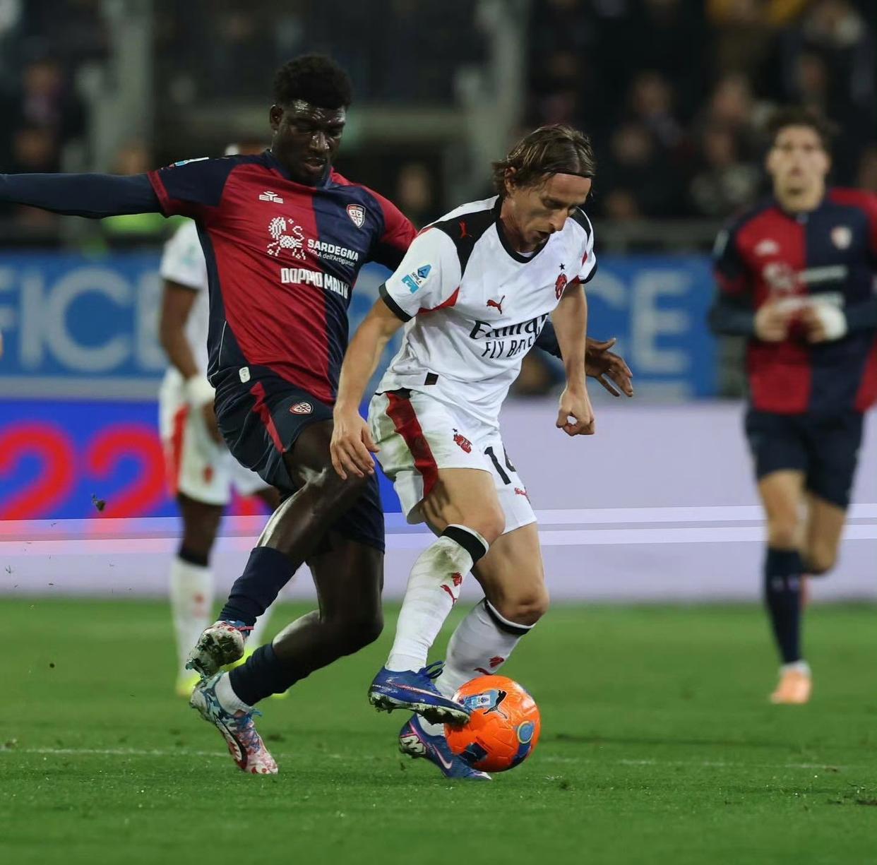 爱游戏登录入口-老当益壮！米兰25场伤退23人次，40岁魔笛出勤率前3不在其中